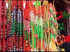 Bail Pola : रंगीबेरंगी कवड्यांच्या माळा, घागर माळा... बैलपोळानिमित्त साजशृंगाराच्या साहित्याने बाजारपेठ सजली