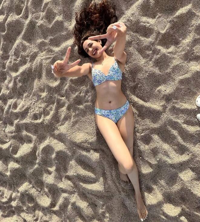 પ્રજ્ઞા તસવીરોમાં ખૂબ જ સુંદર લાગી રહી છે. પ્રજ્ઞા સાઉથ ઇન્ડસ્ટ્રીઝમાં સક્રીય રહી છે પરંતુ હિંદી ફિલ્મોમાં તે ન્યૂકમર છે.