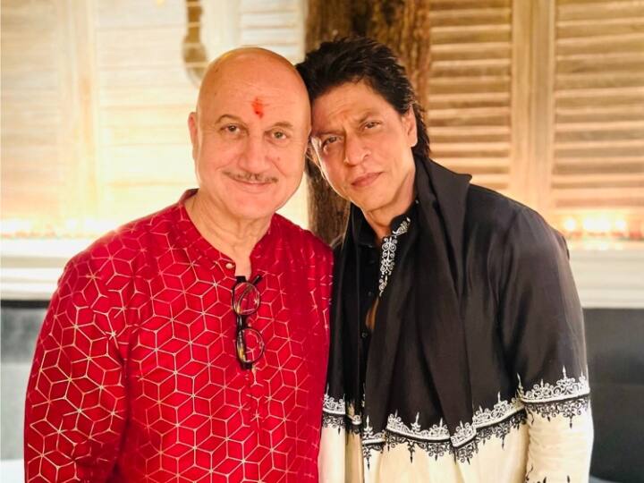 Anupam Kher watches Shah Rukh Khan Jawan in Amritsar says Ek do jagah toh maine seeti wagera bhi maar di Anupam Kher ने अमृतसर में शाहरुख खान की 'जवान' देखकर की तारीफ, बोले- 'एक दो जगह तो मैंने सिटी वगैरा भी मार दी...'