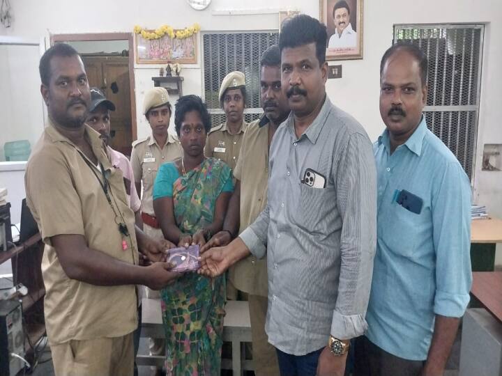 Chennai conductor and driver Kelambakkam police department handed over six Savaran gold jewelery missing bag city bus TNN சென்னையில் நடத்துனர், ஓட்டுனர் செய்த சல்யூட் போட வைக்கும் சம்பவம்..பாராட்டி தீர்க்கும் மக்கள்