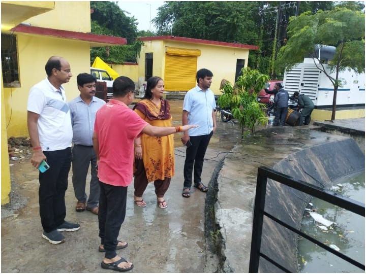 Lucknow Mayor Sushma Kharkwal took stock on water logging UP Weather: भारी बारिश ने किया लखनऊ का हाल बेहाल, मैदान में उतरी महापौर सुषमा खर्कवाल