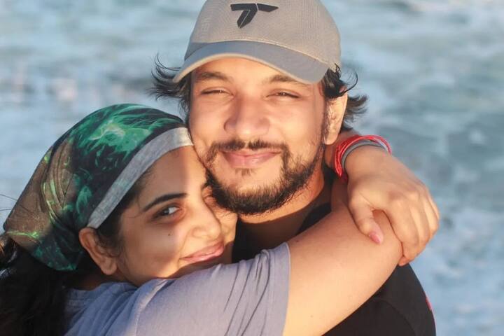 மஞ்சிமா மோகன் - கெளதம் கார்த்திக் ஆகிய இருவரும் காதலிப்பதாக தகவல்கள் பரவிவந்தது. பின், சம்பந்தப்பட்ட இருவருமே தாங்கள் காதலிப்பதாக கடந்தாண்டின் அக்டோபர் 31 ஆம் தேதியன்று அறிவித்தனர்.