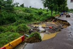 Lucknow Rain: लखनौमध्ये पावसाचा हैदोस; वीज आणि झाडं पडून रस्तेही खचले, पाहा भीषण फोटो