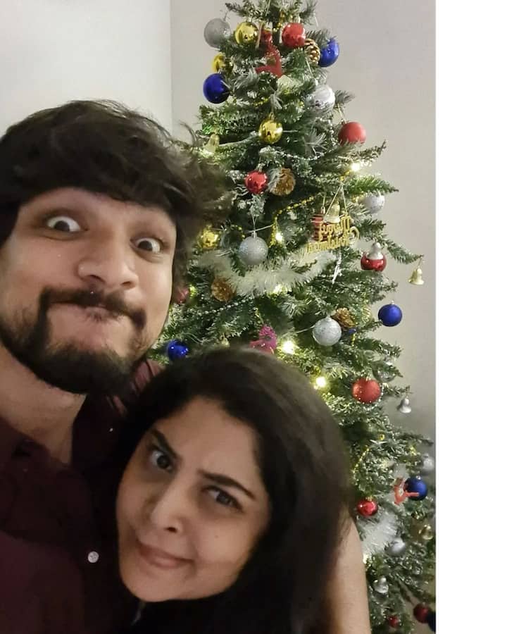 அதைதொடர்ந்து கிறிஸ்துமஸ், பொங்கல் என வரிசையாக பண்டிகைகளை கொண்டாடினர்.