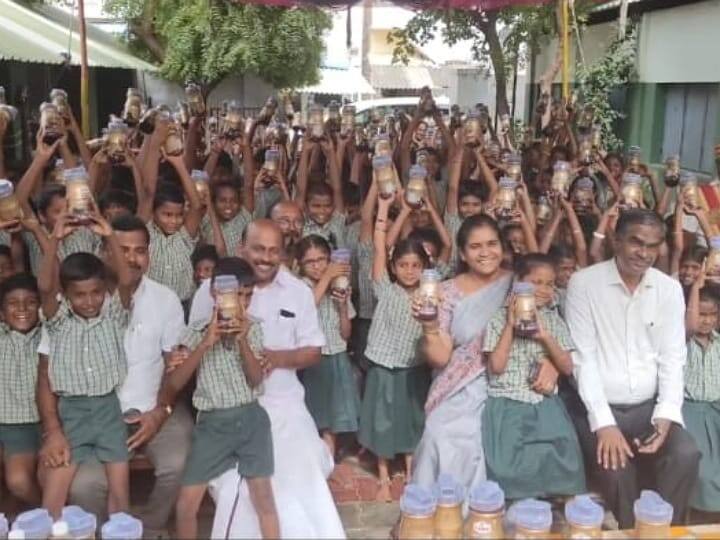 Karur  task of providing date syrup to students studying in Karur Corporation schools TNN இரும்பு சத்துக் குறைபாடு வராமல் தடுக்க மாநகராட்சி பள்ளி மாணவர்களுக்கு பேரீச்சை சிரப்