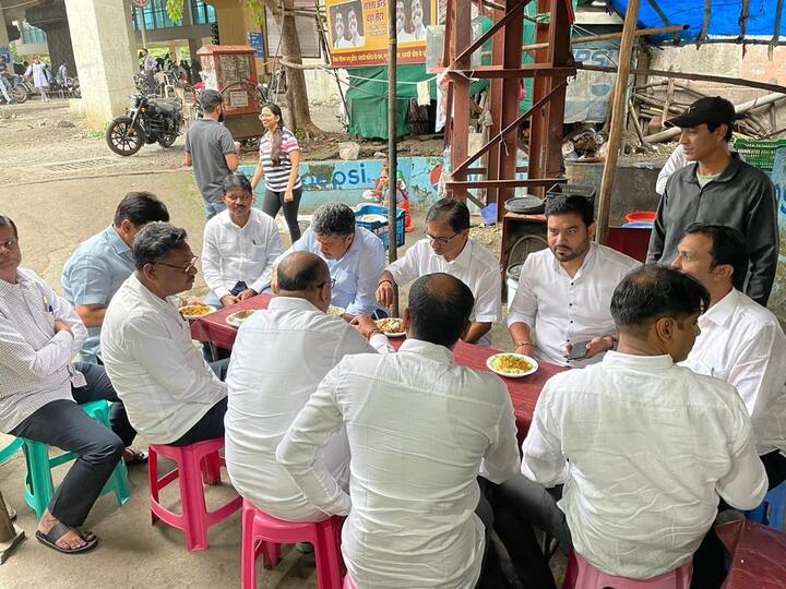 छत्रपती चौकातील श्यामजी सावजी पोहेवाले यांच्या हॉटेलमध्ये त्यांनी कार्यकर्त्यांसोबत गप्पा मारत पोह्यांचा आस्वाद घेतला.