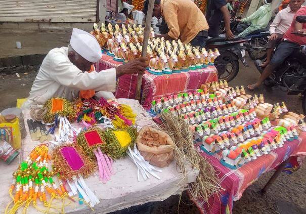 लाकडी नंदी बैलाच्या किंमतीत मोठी वाढ झाली आहे. लाकूड मिळत नसल्याचा परिणाम किंमतीवर झाला आहे. 