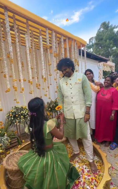 திருமணத்திற்கு முன்னதாக நடந்த நலங்கு விழாவில் கீர்த்தி பாண்டியன், அசோக் செல்வனுக்கு ப்ரோபோஸ் செய்துள்ளார்.