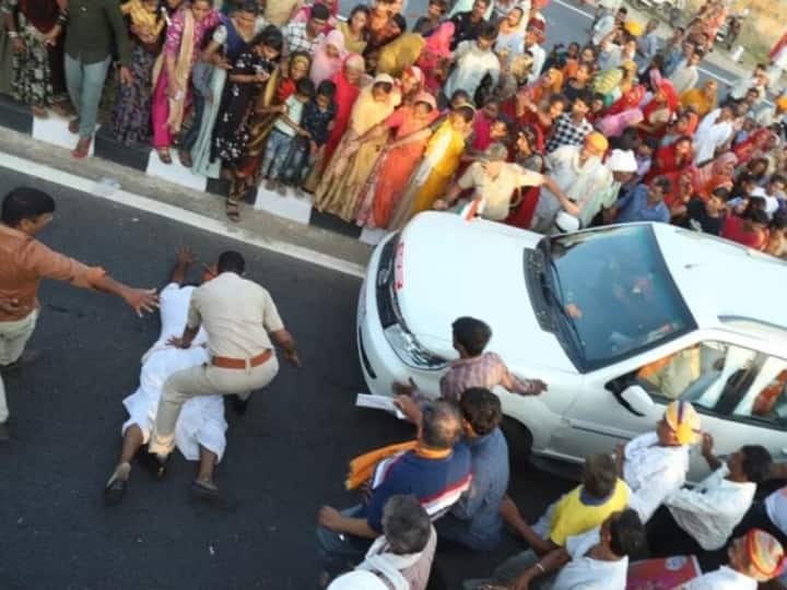 Rajasthan Protest in BJP Parivartan Yatra workers surrounded the convoy and lay in front of vehicle Ann Rajasthan News: बीजेपी की परिवर्तन यात्रा के काफिले की गाड़ी के आगे लेटा शख्स, रखी ये मांग