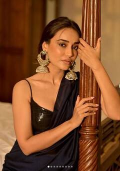 Surbhi Jyoti: ਬਲੈਕ ਸਾੜ੍ਹੀ ਪਹਿਨ ਬੇਹੱਦ ਖੂਬਸੂਰਤ ਦਿਖੀ ਸੁਰਭੀ ਜੋਤੀ, ਕਿਲਰ ਅੰਦਾਜ਼ ਦੇਖ ਫੈਨਜ਼ ਹੋਏ ਬੇਕਾਬੂ