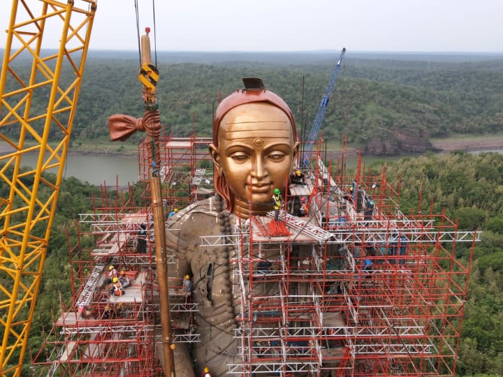 Adi Shankaracharya: मध्य प्रदेश की तीर्थ नगरी ओंकारेश्वर में मांधाता पर्वत पर एकात्म धाम का निर्माण किया जा रहा है.यहां आचार्य शंकर की 108 फीट ऊंची बहुधातु प्रतिमा का अनावरण 18 सितम्बर को किया जायेगा.