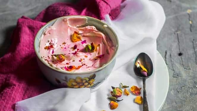 Rose Shrikhand: सणासुदीच्या काळात चविष्ट पाककृती खायला कोणाला वाटत नाही? तर आज झटपट स्वादिष्ट गुलाब श्रीखंडाची रेसिपी पाहूया.