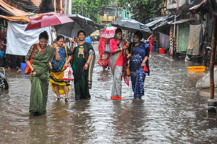 আগামী ২৪ ঘণ্টায় ওই ঘূর্ণাবর্ত, নিম্নচাপে পরিণত হবে। অবস্থান করবে ওড়িশা ও অন্ধ্র উপকূলের কাছকাছি।