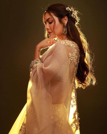 Esha Gupta In Saree: અભિનેત્રી ઈશા ગુપ્તા તાજેતરમાં બાંદ્રામાં જોવા મળી હતી, જ્યાંથી તેની તસવીરો સામે આવી છે.