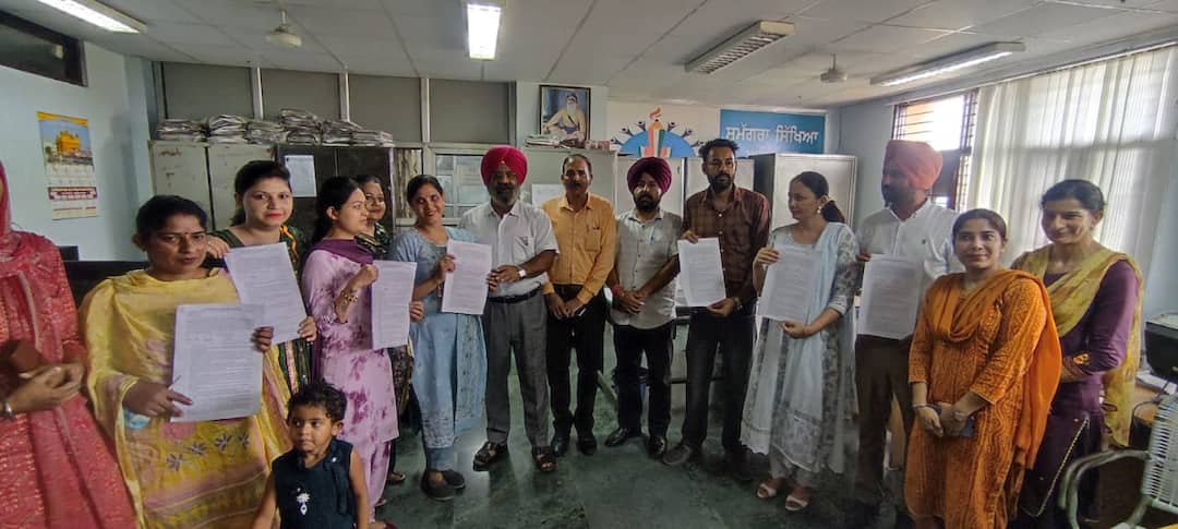 Punjab News : ਅਧਿਆਪਕਾਂ ਦਾ ਬੈਕਲਾਗ ਸਰਕਾਰ ਨੇ ਕੀਤਾ ਪੂਰਾ, 6635 ਕੇਡਰ ਦੇ ਹੋਰ ਅਧਿਆਪਕਾਂ ਨੂੰ ਵੰਡੇ ਨਿਯੁਕਤੀ ਪੱਤਰ Appointment letters distributed to other teachers of 6635 cadre Punjab News : ਅਧਿਆਪਕਾਂ ਦਾ ਬੈਕਲਾਗ ਸਰਕਾਰ ਨੇ ਕੀਤਾ ਪੂਰਾ, 6635 ਕੇਡਰ ਦੇ ਹੋਰ ਅਧਿਆਪਕਾਂ ਨੂੰ ਵੰਡੇ ਨਿਯੁਕਤੀ ਪੱਤਰ