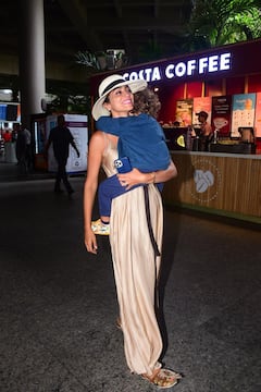 दृष्यम फेम अभिनेत्री श्रिया सरन लेकीसोबत झाली स्पॉट; पाहा फोटो