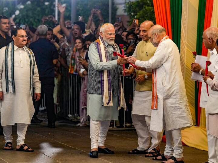 'फूल बरसाए और…', बीजेपी मुख्यालय पहुंचे पीएम मोदी तो यूं हुआ स्वागत
