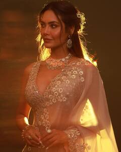 વ્હાઈટ સાડીમાં Esha Guptaએ બતાવ્યો ગ્લેમરસ અંદાજ,તસવીરો પરથી નજર નહીં હટે