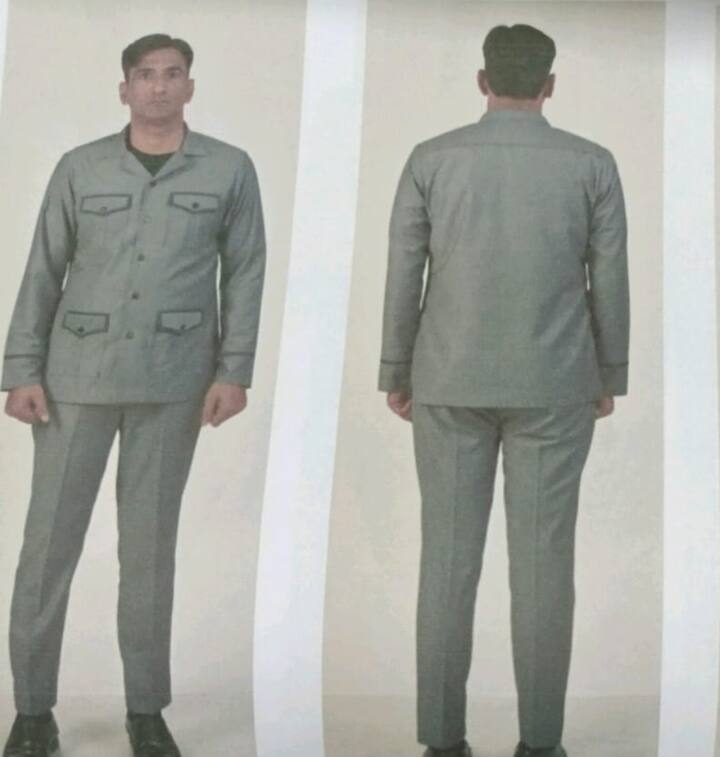 सर्दियों के लिए फुल स्लीव और पेंट के साथ काले रंग के जूते हैं.