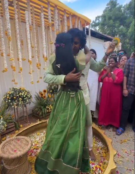 பின் இருவரும் அன்பை வெளிப்படுத்தும் விதமாக அணைத்துக்கொண்டனர்.