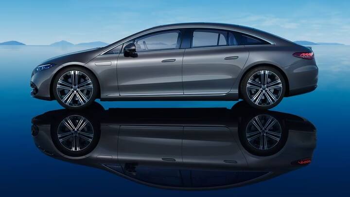 इस लिस्ट में पहला नाम मर्सिडीज बेंज ईक्यूएस 580 लग्जरी इलेक्ट्रिक कार का है. सिंगल चार्ज पर इस कार की सर्टिफाइड ARAI रेंज 857 किमी तक की है, जिसके चलते ये कार घरेलू बाजार में मौजूद इलेक्ट्रिक कारों में सबसे ज्यादा रेंज देने में सक्षम है. इस कार की कीमत 1.77 करोड़ रुपए एक्स-शोरूम है.