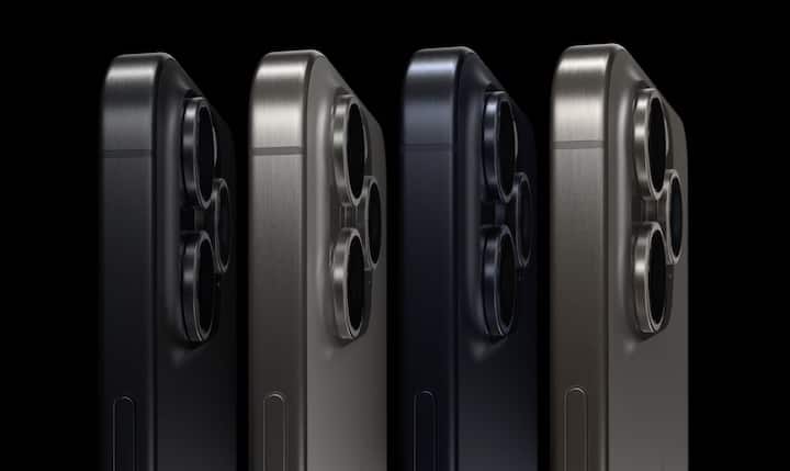 आयफोन 15 प्रो आणि प्रो मॅक्स ब्लॅक टायटॅनियम, ब्लू टायटॅनियम, व्हाइट टायटॅनियम आणि नॅचरल टायटॅनियम अशा चार रंगांमध्ये लाँच करण्यात आले आहेत.