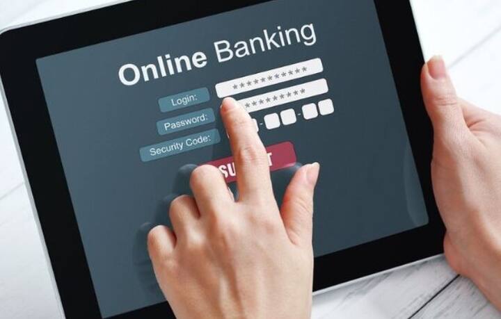 સામાન્ય રીતે, એવી સલાહ આપવામાં આવે છે કે તમે તમારા એકાઉન્ટ સાથે સંકળાયેલ પાસવર્ડ એક કરતાં વધુ વેબસાઇટ પર શેર કરશો નહીં. પરંતુ લોકો આને ખૂબ હળવાશથી લે છે. તાજેતરમાં જ ભારતમાં ATM ડેટાની ચોરીનો મામલો સામે આવ્યો છે. જેના કારણે લોકોના એટીએમ કાર્ડ મોટા પાયે બ્લોક કરવા પડ્યા હતા. આવી સ્થિતિમાં, તમારા પાસવર્ડના ઉપયોગ વિશે ખૂબ જ સાવધ રહેવું તમારા માટે વધુ સારું છે.