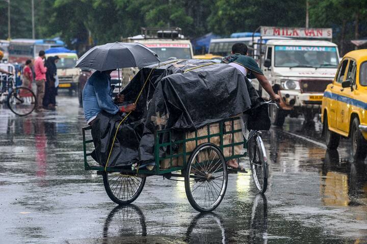 হালকা থেকে মাঝারি বৃষ্টি হবে কলকাতা, হাওড়া ও হুগলিতে। বৃষ্টি হবে উত্তরবঙ্গেও।