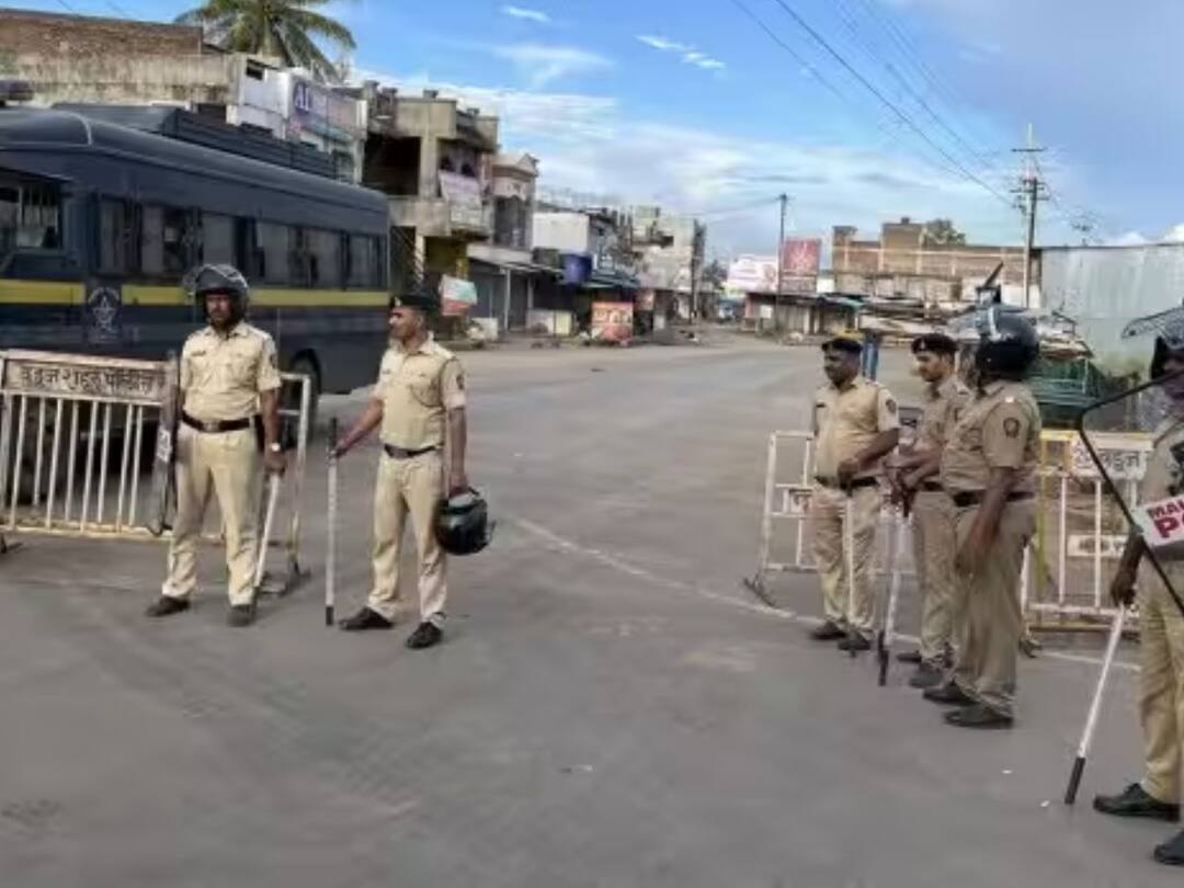 Satara News police deployment continued across Satara district communal violence pusesawali Satara News : ज्या गावात दोन समाजांनी बंधुभावाने पारायण सोहळा केला तिथेच दंगलीचा डाग लागला; साताऱ्यात आतापर्यंत काय घडलं?