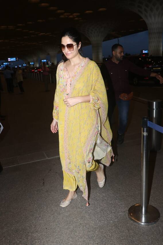 कतरिनाच्या सिंपल लूकनं वेधलं लक्ष