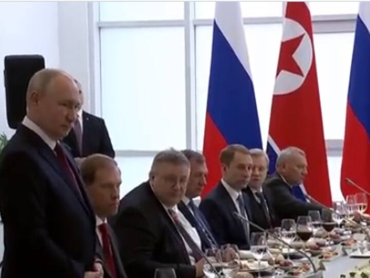 रूसी राष्ट्रपति व्लादिमीर पुतिन की तरफ से आयोजित किए गए डिनर में केकड़े की पकौड़ी थी और ग्रास कार्प मछली का सूप शामिल था.