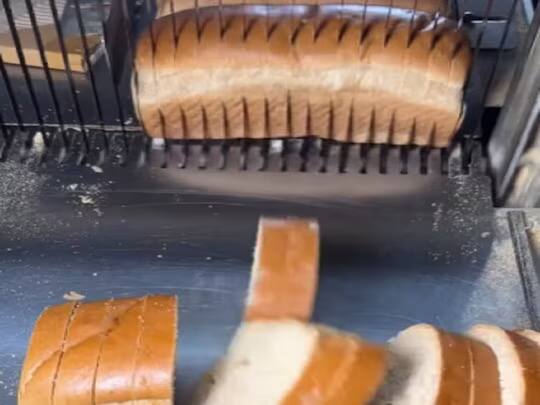 Viral Video: ਦੇਖੋ ਕਿਵੇਂ ਬਣਦੀ ਬਰਾਊਨ ਬਰੈੱਡ, ਸਿਹਤਮੰਦ ਦੱਸ ਕੇ ਖੁਆ ਰਹੇ ਮੈਦਾ, ਅੱਖਾਂ ਖੋਲ੍ਹ ਦੇਣ ਵਾਲੀ ਵੀਡੀਓ ਹੋਈ ਵਾਇਰਲ how brown bread is made color is added in maida shocking video Viral Video: ਦੇਖੋ ਕਿਵੇਂ ਬਣਦੀ ਬਰਾਊਨ ਬਰੈੱਡ, ਸਿਹਤਮੰਦ ਦੱਸ ਕੇ ਖੁਆ ਰਹੇ ਮੈਦਾ, ਅੱਖਾਂ ਖੋਲ੍ਹ ਦੇਣ ਵਾਲੀ ਵੀਡੀਓ ਹੋਈ ਵਾਇਰਲ