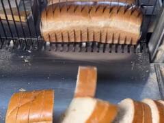 Viral Video: ਦੇਖੋ ਕਿਵੇਂ ਬਣਦੀ ਬਰਾਊਨ ਬਰੈੱਡ, ਸਿਹਤਮੰਦ ਦੱਸ ਕੇ ਖੁਆ ਰਹੇ ਮੈਦਾ, ਅੱਖਾਂ ਖੋਲ੍ਹ ਦੇਣ ਵਾਲੀ ਵੀਡੀਓ ਹੋਈ ਵਾਇਰਲ