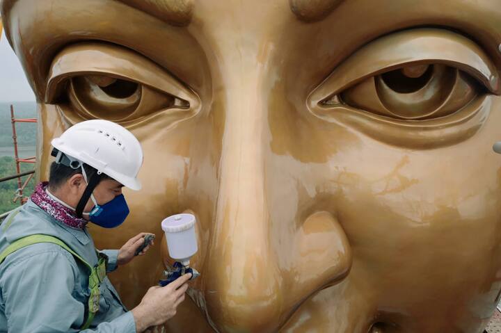 ओंकारेश्वर में प्रतिमा अनावरण के कार्यक्रम में देश भर से आने वाले संतों का स्वागत केरल की पारम्परिक पद्धति के अनुसार किया जाएगा. तो वही मुख्यमंत्री वैदिक यज्ञ अनुष्ठान में आहुति भी देंगे. अनावरण कार्यक्रम में देशभर के शैव परम्परा के नृत्यों की प्रस्तुतियां भी होगी. वेदोच्चार तथा शंखनाद भी कार्यक्रम में होंगे. मुख्यमंत्री शिवराज सिंह चौहान द्वारा पंचायतन पूजा की जायेगी, इसके बाद वे आचार्य शंकर की एकात्मता की मूर्ति के चरणों में पुष्पांजलि अर्पित कर भोजन प्रसादी के कार्यक्रम में शामिल होंगे.