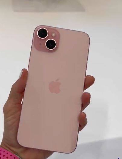 சிறந்த கேமரா அனுபவத்திற்காக புதிய நைட் மோட், ஸ்மார்ட் HDR மோட் உள்ளிட்டவையும் வழங்கப்பட்டுள்ளன.  இதில் 4K வீடியோக்களையும் பதிவு செய்ய முடியும். மேம்படுத்தப்பட்ட bokeh effects மற்றும் வேகமான ஷட்டர் ஸ்பீடில் புதிய போர்ட்ரெய்ட் மோட்டையும் கொண்டுள்ளது.