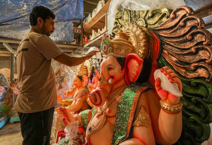 আর কয়েকদিন পরেই গণেশ চতুর্থী। দেশজুড়ে গণেশ বন্দনার প্রস্তুতি শুরু হয়ে গিয়েছে। শুধু বারোয়ারি নয়, গণপতি বাপ্পার আরাধনা হয় ঘরে ঘরে।