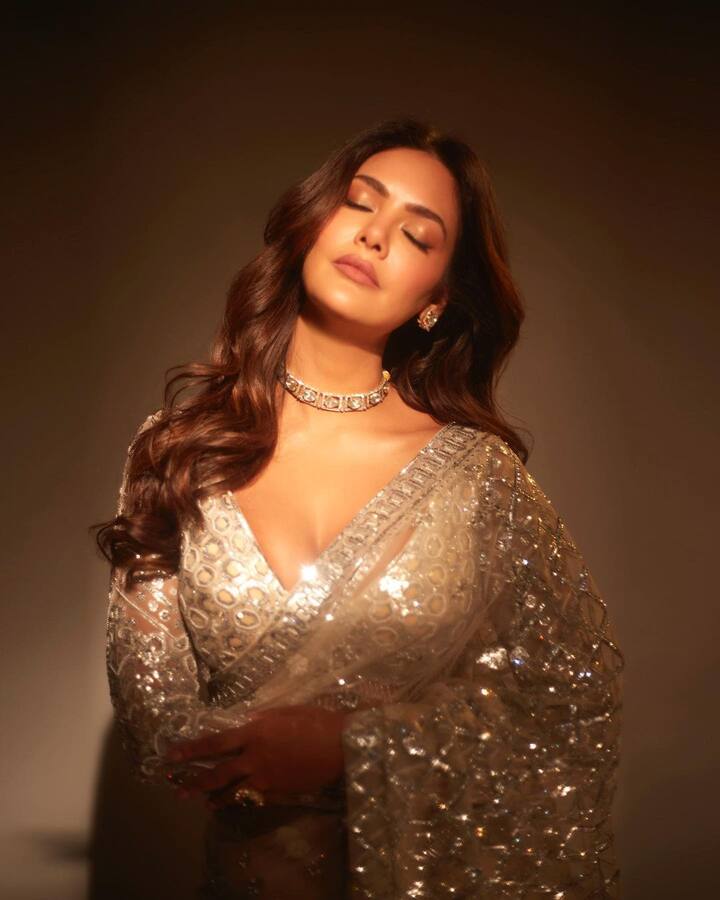 Esha Gupta In Saree: અભિનેત્રી ઈશા ગુપ્તા તાજેતરમાં બાંદ્રામાં જોવા મળી હતી, જ્યાંથી તેની તસવીરો સામે આવી છે.