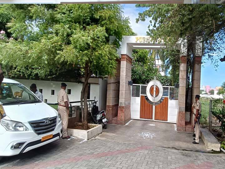 The enforcement department's search continues for the second day at the homes and offices of industrialist Ratnam in Dindigul. திண்டுக்கல்: தொழிலதிபர் ரத்தினம் வீடு, அலுவலகங்களில் 2வது நாளாக தொடரும் அமலாக்கத்துறை சோதனை!