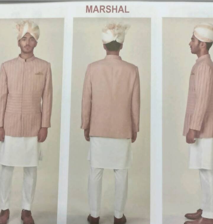 संसद में मार्शल के लिए व्हाइट कुर्ते-पयजामे के साथ जैकेट होगी. ब्राउन कलर के जूते और सिर पर क्रीम और सुनहरे रंग की पगड़ी होगी.