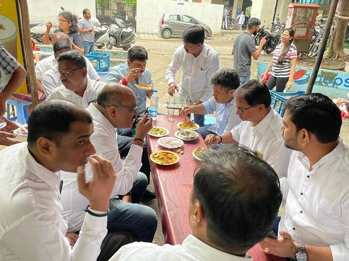 या बैठकीला रोहित पवार यांच्यासह राष्ट्रवादीतील युवा नेते सहभागी होणार आहे.