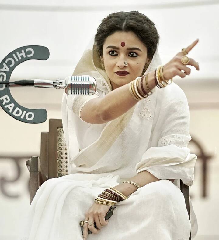 आलिया भट्ट ने बायोपिक 'गंगूबाई काठियावाड़' में शानदार परफॉर्मेंस दी है. कमाठीपुरा की फेमस माफिया रानी गंगूबाई का किरदार निभाकर आलिया कैरेक्टर में गहराई लेकर आईं. उनका कैरेक्टर इतना बेहतरीन था कि नेशनल फिल्म अवॉर्ड्स में बेस्ट एक्ट्रेस का अवॉर्ड मिला. हुसैन जैदी की किताब 