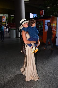 दृष्यम फेम अभिनेत्री श्रिया सरन लेकीसोबत झाली स्पॉट; पाहा फोटो