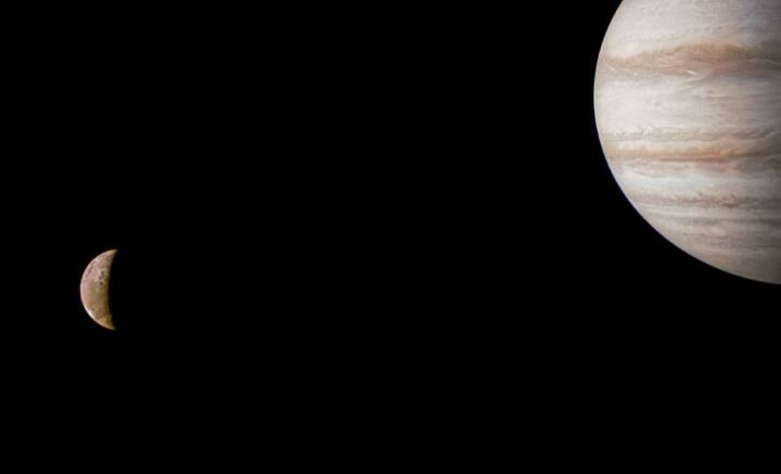 সৌরমণ্ডলের বৃহত্তম গ্রহের উপগ্রহ। পাশাপাশি কখনও দেখা যায়নি তাদের। কিন্তু বিরল সেই মুহূর্ত এবার হাতের নাগালে। বৃহস্পতি এবং তার উপগ্রহ Io-কে ধরা গেল একফ্রেমে।