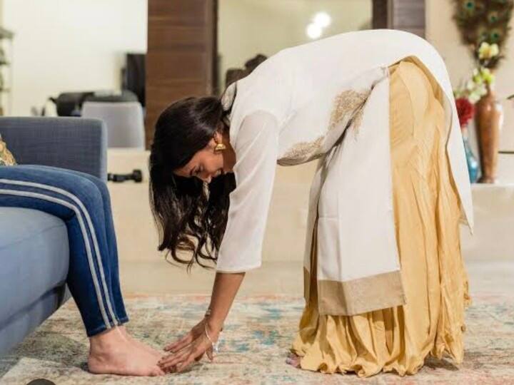 health tips touching feet benefits charan sparsh ke fayde in hindi चरण स्पर्श करना परंपरा ही नहीं सेहतमंद रहने का भी है राज, जानें इसके फायदे
