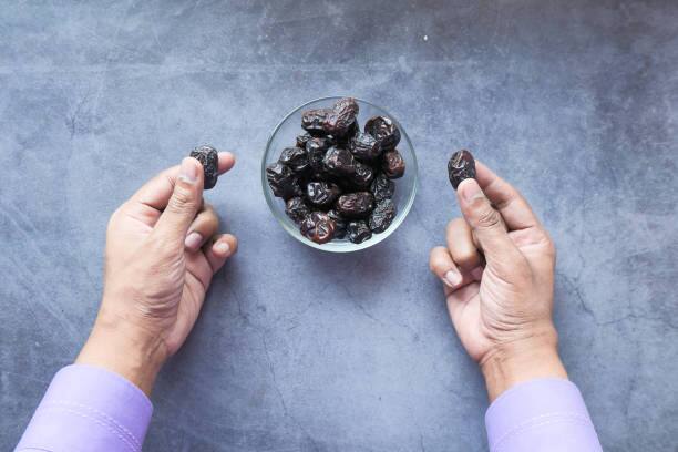 நீரிழிவு நோயால் பாதிக்கப்பட்டவர்களின் எலும்புகள் பலம் இழந்து காணப்படும். இவர்களுக்கு கால்சியம் இரும்பு சத்து தேவை. இவர்கள் பேரிச்சம்பழம் உட்கொண்டால் பலன் கிடைக்கும்.