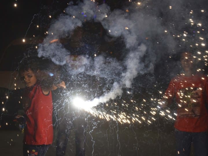 Delhi Fire Crackers Ban supreme court says other ways to celebrate Diwali ann Fire Crackers Ban: दिल्ली में पटाखों पर रोक पर दखल नहीं देगा सुप्रीम कोर्ट, कहा- 'दीवाली मनाने के दूसरे तरीके ढूंढिए'