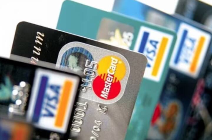 સ્માર્ટફોનના વધતા ઉપયોગ સાથે, થર્ડ પાર્ટી બેંકિંગ એપ્સનો ઉપયોગ પણ નોંધપાત્ર રીતે વધ્યો છે. પરંતુ તમને જણાવી દઈએ કે થર્ડ પાર્ટી એપ્સ ડેટાના મામલે સુરક્ષિત નથી. જ્યાં સુધી એકદમ જરૂરી ન હોય, ત્યાં સુધી આ એપ્સ સાથે તમારી બેંકિંગ વિગતો શેર કરશો નહીં.