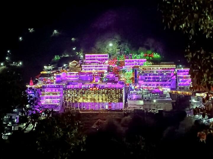 Mata Vaishnodevi Tour: अगर आप वैष्णो देवी के दर्शन का प्लान बना रहे हैं तो इंडियन रेलवे आपके लिए शानदार 5 दिन का ट्रेन टूर लेकर आया है.