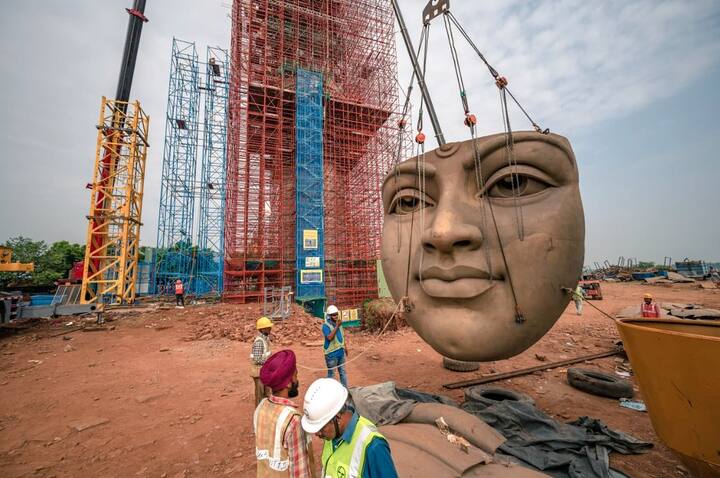 इसके साथ ही ओंकारेश्वर को विशेष रूप से सजाया और संवारा जा रहा है. आयोजन के दौरान ओंकारेश्वर ज्योतिर्लिंग मंदिर पर भी फूलों आदि से विशेष साज-सज्जा की जायेगी. मान्धाता पर्वत पर अंकित ‘ऊँ‘ पर 20 सितम्बर तक प्रतिदिन काकड़ादीप प्रज्जवलित किये जायेंगे. ओंकारेश्वर, खंडवा और इंदौर में कंट्रोल रूम भी बनाये जायेंगे.