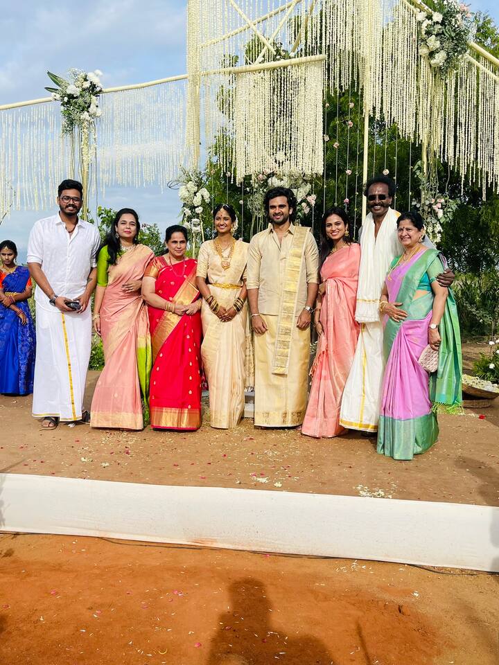 மணப்பெண் - மணமகன் குடும்பத்தினருடன் புகைப்படம் எடுத்துக்கொண்டனர்.